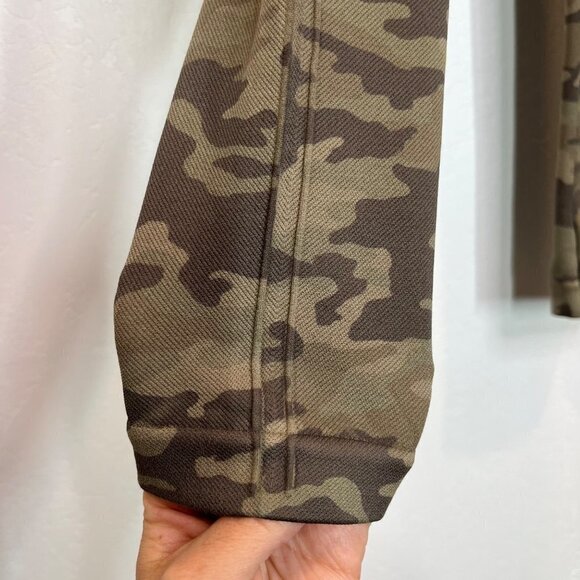 Spanx Look at me Now Cropped capri Camouflage camo Compression leggings Size M - Picture 4 of 8